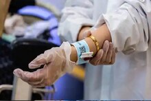 कोरोनापासून बचाव करणार Wristband, एकमेकांच्या जवळ जाताच वाजणार अलार्म