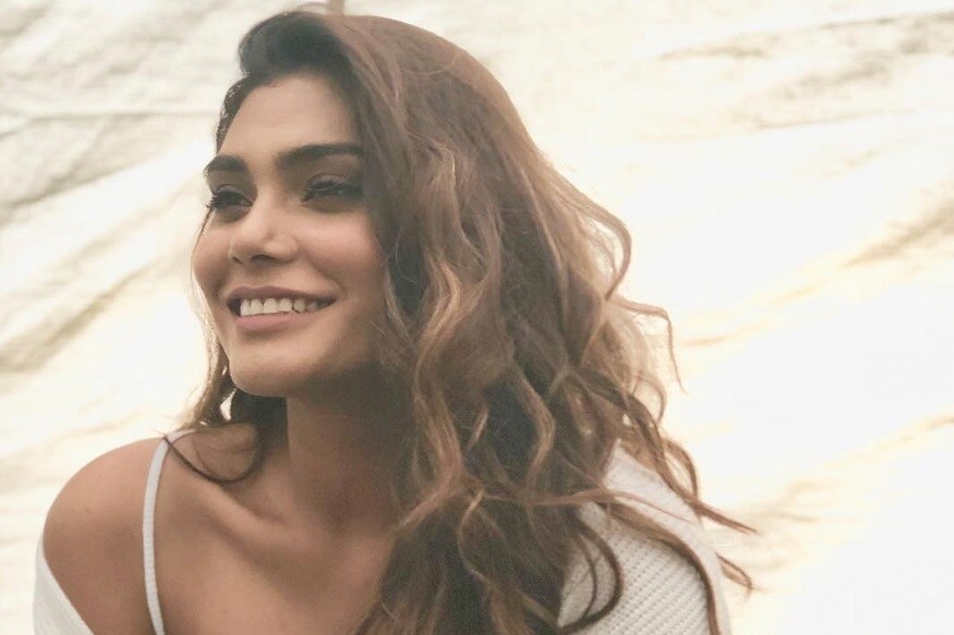 फॅशन डिझायनल खादिजाह शाहने ट्विटरवर म्हटलं की, फॅशन जगताने विमान अपघातात झारा आबिदला गमावलं. ती कष्टाळू आणि व्यावसायिक होती. तिच्या आत्म्याला शांती लाभो. फॅशन डिझायनल खादिजाह शाहने ट्विटरवर म्हटलं की, फॅशन जगताने विमान अपघातात झारा आबिदला गमावलं. ती कष्टाळू आणि व्यावसायिक होती. तिच्या आत्म्याला शांती लाभो.