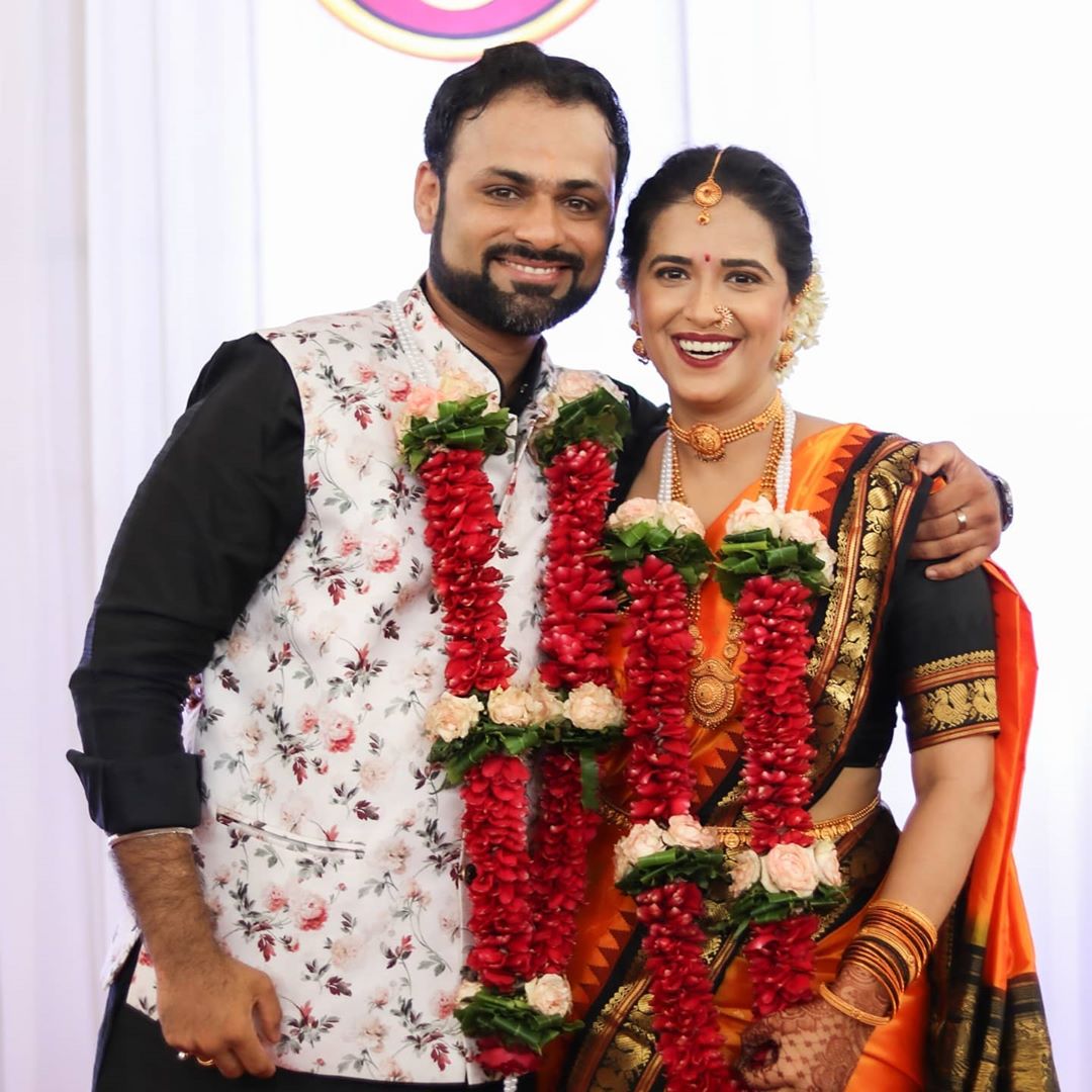 21 जून म्हणजे रविवारी इगतपुरी येथे अवघ्या 35 लोकांच्या उपस्थितीत बिजनेसमन असलेल्या तेजस देसाई सोबत शर्मिष्ठानं साखरपुडा उरकला. 21 जून म्हणजे रविवारी इगतपुरी येथे अवघ्या 35 लोकांच्या उपस्थितीत बिजनेसमन असलेल्या तेजस देसाई सोबत शर्मिष्ठानं साखरपुडा उरकला.