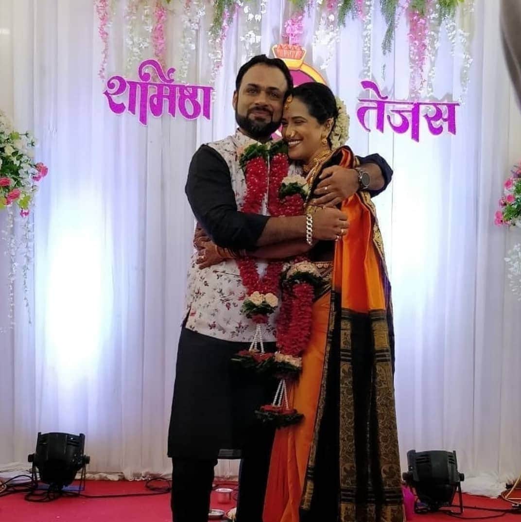 शर्मिष्ठाचे पहिले लग्न अभिनेत्री अर्चना निपाणकर हिचा भाऊ अमेय निपाणकर सोबत झाले होते. अमेय आणि शर्मिष्ठा यांचे नाते संपुष्टात आल्याचा खुलासा तिनं बिग बॉसमध्ये आल्यावर केला होता. शर्मिष्ठाचे पहिले लग्न अभिनेत्री अर्चना निपाणकर हिचा भाऊ अमेय निपाणकर सोबत झाले होते. अमेय आणि शर्मिष्ठा यांचे नाते संपुष्टात आल्याचा खुलासा तिनं बिग बॉसमध्ये आल्यावर केला होता.