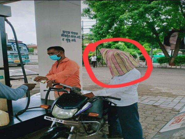 मास्क शिवाय पेट्रोल मिळणार नाही हा नियम पेट्रोल पंपावर केल्यानंतर एका तरुणानं तर मास्क विसरला म्हणून खास भाजीच्या पिशवीचा मास्क केला आहे. मास्क शिवाय पेट्रोल मिळणार नाही हा नियम पेट्रोल पंपावर केल्यानंतर एका तरुणानं तर मास्क विसरला म्हणून खास भाजीच्या पिशवीचा मास्क केला आहे.