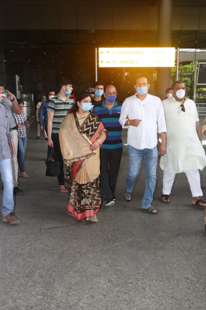 सुशांत सिंह राजपूतचे वडील आणि त्याचे नातेवाईक असणारे भाजपा आमदार नीरज कुमार सिंह बबलू हे देखील आज मुंबईत दाखल झाले (फोटो सौजन्य-Viral Bhayani) सुशांत सिंह राजपूतचे वडील आणि त्याचे नातेवाईक असणारे भाजपा आमदार नीरज कुमार सिंह बबलू हे देखील आज मुंबईत दाखल झाले (फोटो सौजन्य-Viral Bhayani)