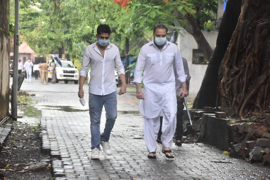 सुशांतचा मित्र बंटी वालिया देखील मित्राला अलविदा करण्यासाठी उपस्थित होता (फोटो सौजन्य-Viral Bhayani) सुशांतचा मित्र बंटी वालिया देखील मित्राला अलविदा करण्यासाठी उपस्थित होता (फोटो सौजन्य-Viral Bhayani)