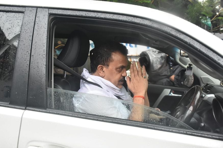 संजय निरूपम यांनी देखील सुशांत सिंह राजपूतला अखेरचा निरोप देण्यासाठी हजेरी लावली होती (फोटो सौजन्य-Viral Bhayani) संजय निरूपम यांनी देखील सुशांत सिंह राजपूतला अखेरचा निरोप देण्यासाठी हजेरी लावली होती (फोटो सौजन्य-Viral Bhayani)