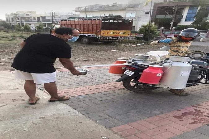 कोरोना व्हायरसचा संसर्ग टाळण्यासाठी अत्यवश्यक असलेलं दूध विक्रेत्यानं ग्राहकांसाठी केलेला हा अजब जुगाड. यामुळे सोशल डिस्टन्सचं पालनही होत आहे. (फोटो- ट्वीटर @aniket) कोरोना व्हायरसचा संसर्ग टाळण्यासाठी अत्यवश्यक असलेलं दूध विक्रेत्यानं ग्राहकांसाठी केलेला हा अजब जुगाड. यामुळे सोशल डिस्टन्सचं पालनही होत आहे. (फोटो- ट्वीटर @aniket)