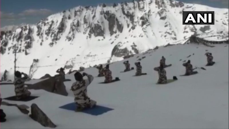 लडाखमध्ये सीमेवर योग दिवस योगासन करून साजरा केला जात आहे. बर्फात इम्युनिटी चांगली राहण्यासाठी जवान योग आणि प्राणायम करत असल्याचं दिसत आहे. लडाखमध्ये सीमेवर योग दिवस योगासन करून साजरा केला जात आहे. बर्फात इम्युनिटी चांगली राहण्यासाठी जवान योग आणि प्राणायम करत असल्याचं दिसत आहे.