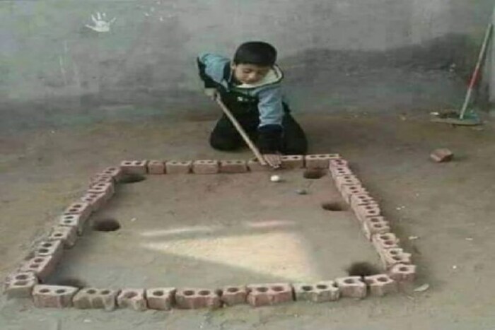 मोठ्या घरांमध्ये पूल गेमसाठी मोठे टेबल असतात पण ज्याच्याकडे या गोष्टी नाहीत त्यानंतर घरातच पूल गेमचा कोर्ट तयार केला आहे. (फोटो @abhi11984)