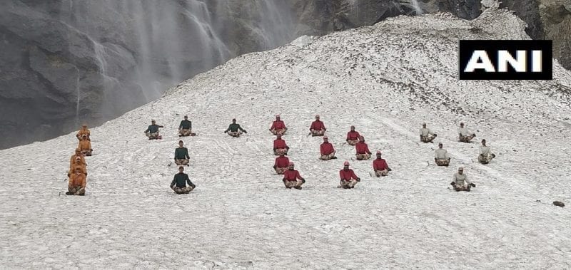 योग हा केवळ शरीरासाठीच नाही तर मानसिक शांतता आणि स्वास्थ सुधारण्यासाठी महत्त्वाचा असं पंतप्रधान नरेंद्र मोदींनी जनतेशी संवाद साधताना म्हटलं होतं. योग हा केवळ शरीरासाठीच नाही तर मानसिक शांतता आणि स्वास्थ सुधारण्यासाठी महत्त्वाचा असं पंतप्रधान नरेंद्र मोदींनी जनतेशी संवाद साधताना म्हटलं होतं.