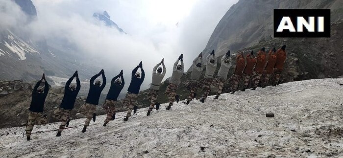 भारतीय जवान 18 हजार फूट उंच बर्फाळ प्रदेशात या कवायती, योग करत आहेत. 