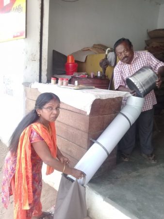 आपल्या आजूबाजूला असे अनेक लोक असतात जे सातत्यानं अवघड काम असो किंवा सोप जुगाड करून पूर्ण करत असतात. आपल्याकडे जुगाडाशिवाय कोणतं काम पूर्ण होत नाही असंही मस्करीत म्हटलं जातं. कोरोना व्हायरस आणि लॉकडाऊनदरम्यान असे काही अजब जुगाड करण्यात आले. त्याचे फोटो सोशल मीडियावर तुफान व्हायरल होत आहे. आपल्या आजूबाजूला असे अनेक लोक असतात जे सातत्यानं अवघड काम असो किंवा सोप जुगाड करून पूर्ण करत असतात. आपल्याकडे जुगाडाशिवाय कोणतं काम पूर्ण होत नाही असंही मस्करीत म्हटलं जातं. कोरोना व्हायरस आणि लॉकडाऊनदरम्यान असे काही अजब जुगाड करण्यात आले. त्याचे फोटो सोशल मीडियावर तुफान व्हायरल होत आहे.