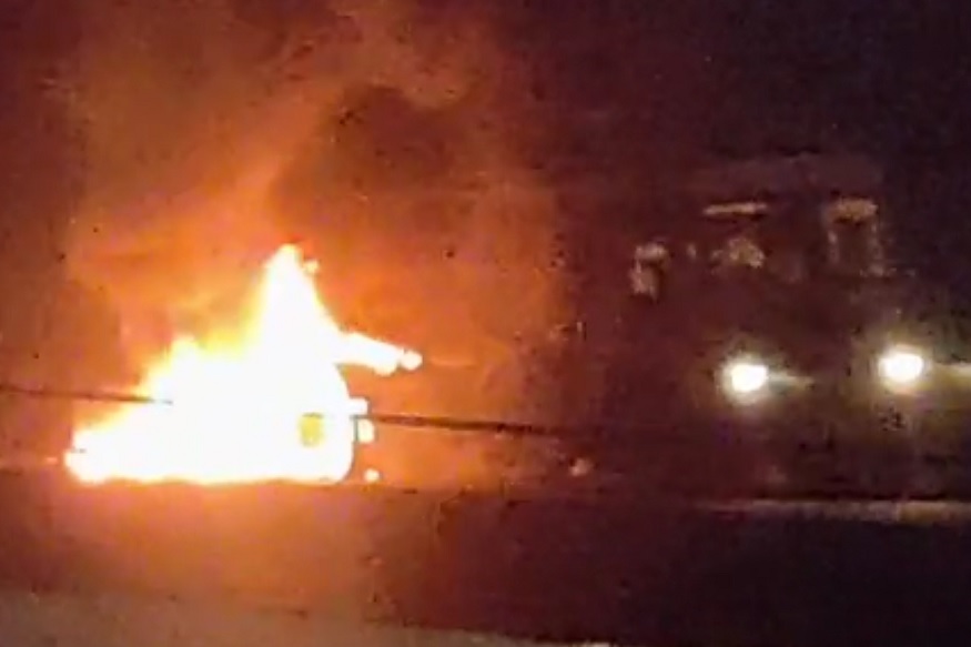 मुंबईत टँकर आणि पल्सरचा भीषण अपघात, आगीत होरपळल्याने तरुणाने जागीच सोडला जीव