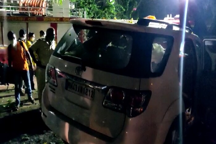 फोटोंमध्ये तुम्ही पाहू शकता कशा प्रकारे टोयटा फॉर्चूनर कारचा अपघात झाला. 