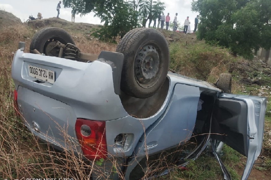मुंबई-आग्रा हायवेवर कार नाल्यात आदळली, भीषण अपघातात पोलीस उपअधीक्षकाचा जागीच मृत्यू