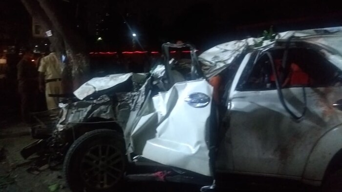 ठाण्यामध्ये एका Toyota Fortuner Car चा भीषण अपघात झाला आहे. 