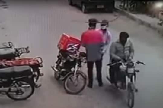 पार्सल चोरण्यासाठी आलेल्या चोरानं डिलिव्हरी बॉयला मारली मिठी, पुढे काय घडलं पाहा VIDEO