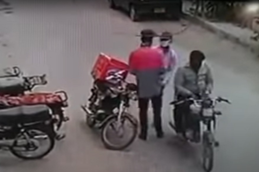 पार्सल चोरण्यासाठी आलेल्या चोरानं डिलिव्हरी बॉयला मारली मिठी, पुढे काय घडलं पाहा VIDEO