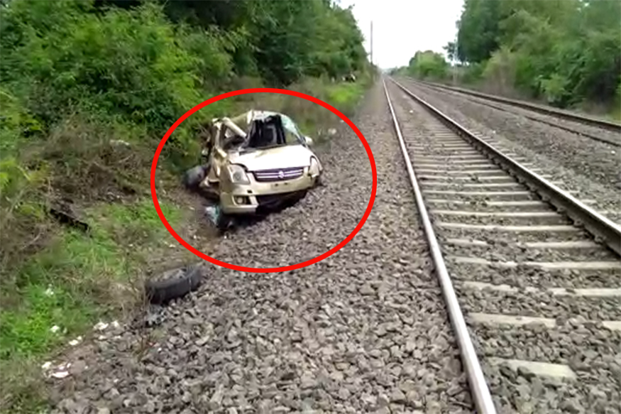 VIDEO: कारमध्ये होती युवती...रेल्वे रुळावर अडकलेल्या कारला मालगाडीची जोरदार धडक!