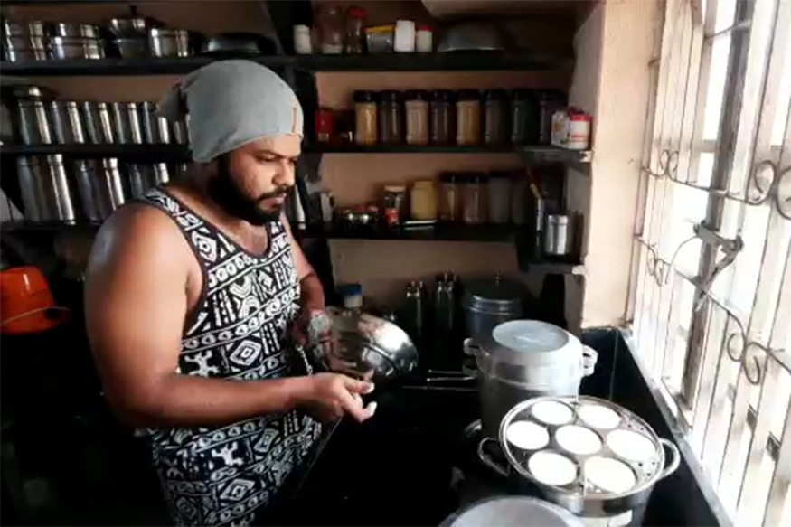 कोरोना काळात नोकरी गेली, तरी झाला नाही हताश, इंजिनीअरनं सुरू केलं चक्क इडली सेंटर