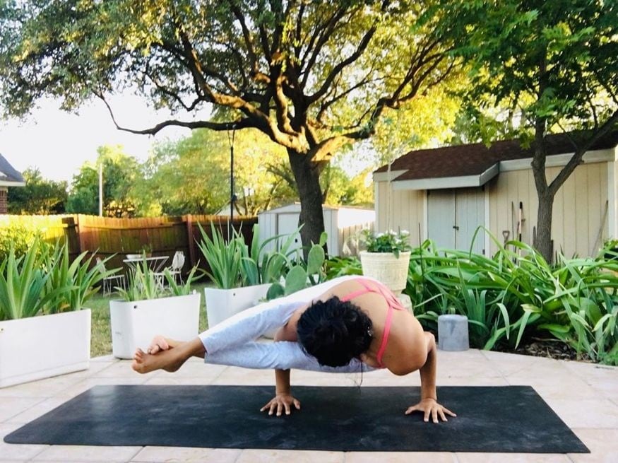 अष्टावक्रासन - हात आणि पाठ मजबूत होतात. ओटीपोट आणि मांड्यांवरील चरबी कमी होते. (फोटो - इन्स्टाग्राम) अष्टावक्रासन - हात आणि पाठ मजबूत होतात. ओटीपोट आणि मांड्यांवरील चरबी कमी होते. (फोटो - इन्स्टाग्राम)