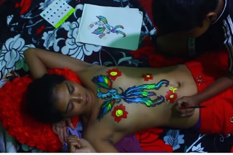 फातिमाने स्वत:च्या मुलांना 'बॉडी पेंटिंग' करू दिलं आणि त्याचा व्हिडीओसुद्धा सोशल मीडियावर शेअर केला. यावर फातिमा यांच्या पतीने पहिल्यांदाच प्रतिक्रिया दिली आहे.
