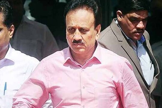 भाजप आमदार गिरीश महाजन यांनी उद्धव ठाकरे सरकारच्या निषेधार्थ मांडला ठिय्या, गुन्हा दाखल
