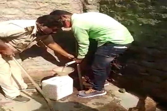 ऐकावं ते नवलच...! गावठी दारूचा हातपंप पाहून पोलिस अधिकारी देखील चक्रावले