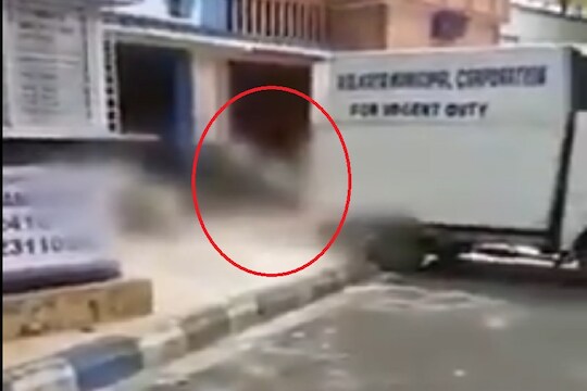 अमानवी कृत्य! 14 मृतदेहांसोबत असं कुणी करत का? कर्मचाऱ्यांचा धक्कादायक VIDEO