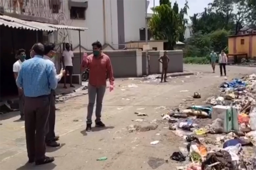 ...तर तुमच्या घरात कचरा आणून टाकेन, शिवसेना नेत्यानं अधिकाऱ्यांना सुनावले खडेबोल