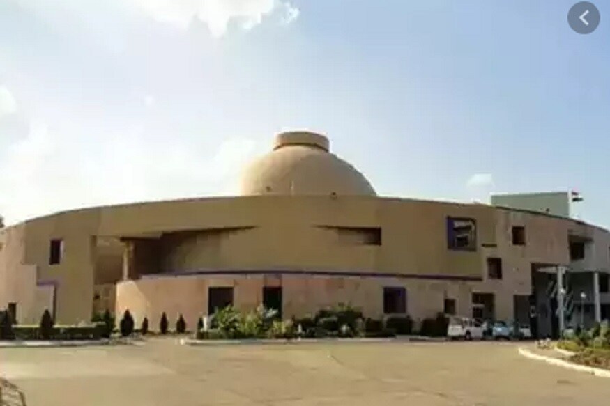 राज्यसभेच्या रिक्त जागांसाठी आज अनेक राज्यांमध्ये मतदानाची प्रक्रिया सुरू आहे. पण Coronavirus च्या पार्श्वभूमीवर चोख तयारी करूनच मतदान सुरू आहे. राज्यसभेच्या रिक्त जागांसाठी आज अनेक राज्यांमध्ये मतदानाची प्रक्रिया सुरू आहे. पण Coronavirus च्या पार्श्वभूमीवर चोख तयारी करूनच मतदान सुरू आहे.