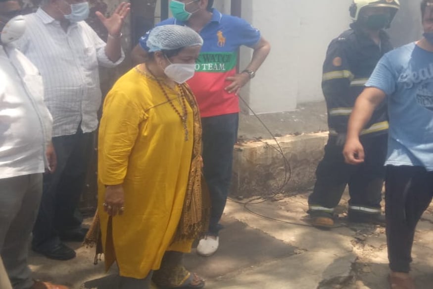 मुंबईच्या महापौर किशोरी पेडणेकर यांनी तात्काळ घटनास्थळी भेट देऊन अग्निशमन दलाचे जवान व महापालिका अधिकारी यांच्याकडून माहिती घेतली. मुंबईच्या महापौर किशोरी पेडणेकर यांनी तात्काळ घटनास्थळी भेट देऊन अग्निशमन दलाचे जवान व महापालिका अधिकारी यांच्याकडून माहिती घेतली.