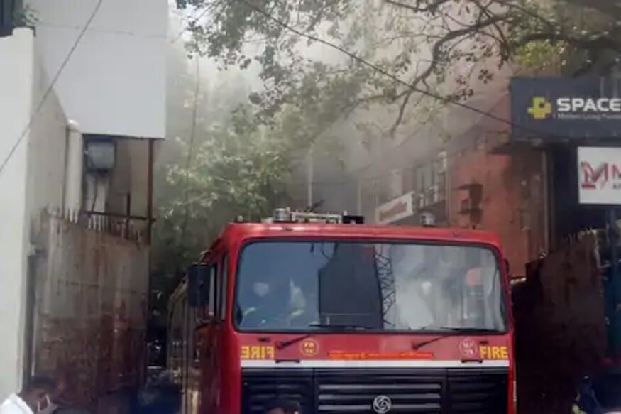 जवानांनी शर्तीचे प्रयत्न करून आग आटोक्यात आणल्याची माहिती मिळाली आहे. लॉकडाऊनमुळे खासगी कार्यालये बंद असल्यानं सुदैवानं मोठा अनर्थ टळला आहे. जवानांनी शर्तीचे प्रयत्न करून आग आटोक्यात आणल्याची माहिती मिळाली आहे. लॉकडाऊनमुळे खासगी कार्यालये बंद असल्यानं सुदैवानं मोठा अनर्थ टळला आहे.