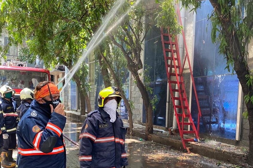 इमारतीचा पहिल्या मजल्यावर ही आग पसरली होती. अनिषमन दलाच्या 8 बंब घटनास्थळी दाखल झाले आहेत. या आगीत कुणीही जखमी झाल्याची माहिती नाही. इमारतीचा पहिल्या मजल्यावर ही आग पसरली होती. अनिषमन दलाच्या 8 बंब घटनास्थळी दाखल झाले आहेत. या आगीत कुणीही जखमी झाल्याची माहिती नाही.
