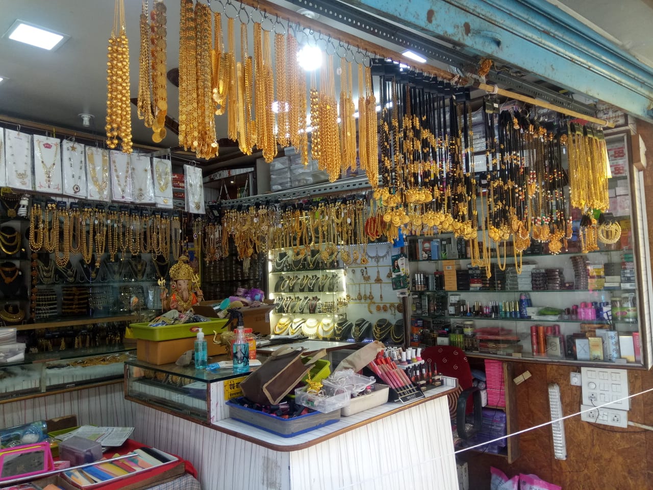 महिलांच्या शॉपिंगचीदेखील अनेक दुकानं तुळशीबागेत खुली करण्यात आली आहेत.