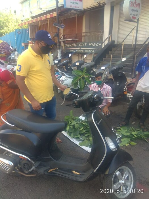 नियमांचं पालन करत आज पुणेकर खरेदीसाठी बाहेर पडले आहेत.