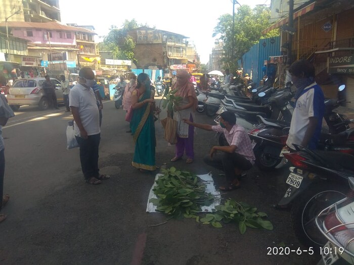 आज वटपोर्णिमा असल्याने महिलांनी बाहेर गर्दी केल्याचं पहायला मिळालं.