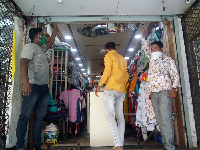 मार्केट आणि शॉपिंगची दुकानं पुन्हा सुरू झाल्याने नागरिकांमध्ये आनंदाचं वातावरण आहे.