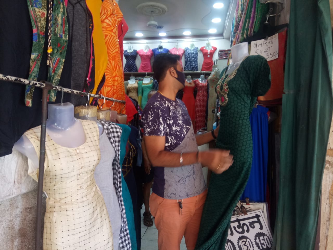 शिवाय महिलांचे खरेदीचे आवडते ठिकाण तुळशीबाग मार्केट आणि तरुणाईमध्ये लोकप्रिय शॉपिंग स्पॉट हॉंगकॉंग लेन हेही सुरू होतं आहे. त्यामुळे पुणेकरांमध्ये आनंदाचं वातावरण आहे. शिवाय महिलांचे खरेदीचे आवडते ठिकाण तुळशीबाग मार्केट आणि तरुणाईमध्ये लोकप्रिय शॉपिंग स्पॉट हॉंगकॉंग लेन हेही सुरू होतं आहे. त्यामुळे पुणेकरांमध्ये आनंदाचं वातावरण आहे.
