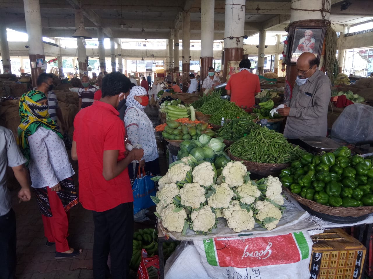 आजपासून अनेक बाजारपेठा सुरू झाल्याने लोकांची रस्त्यावर गर्दी दिसत आहे.