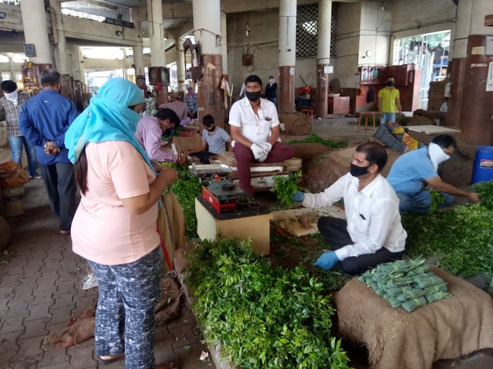 मास्क आणि सॅनिटायझरचा वापर करून लोक खरेदी करत आहेत.