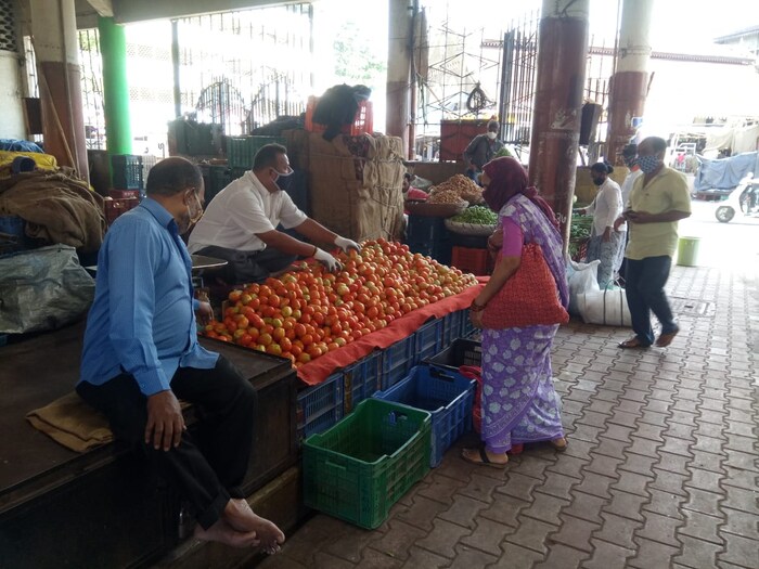 गेले अडीच महिने बंद असलेली महात्मा फुले मंडई आजपासून सुरू होतं आहे.