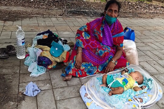 लॉकडाऊनमध्ये पुण्यात तान्ह्या बाळाचा जीवनसंघर्ष, अशी जगतंय फाटलेल्या आभाळाखाली!