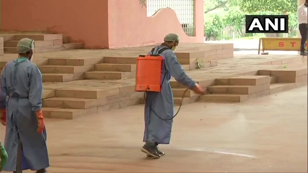 काँग्रेस आमदार मतदान करून निघून गेल्यानंतर कर्मचाऱ्यांनी हा परिसर अशा प्रकारे सॅनिटाइझ करून टाकला. काँग्रेस आमदार मतदान करून निघून गेल्यानंतर कर्मचाऱ्यांनी हा परिसर अशा प्रकारे सॅनिटाइझ करून टाकला.