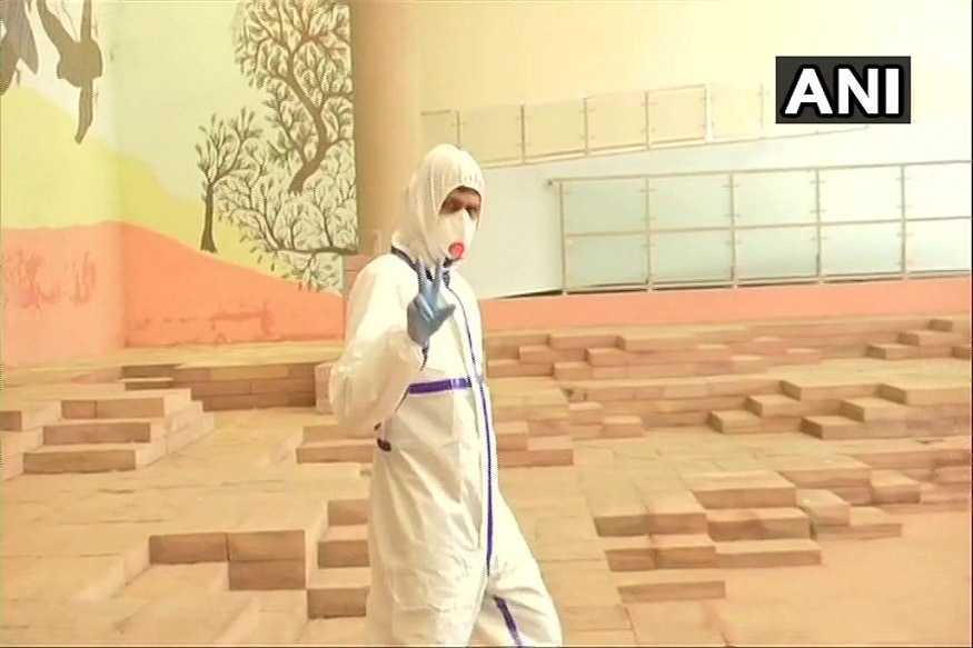 मध्य प्रदेशातले काँग्रेसच्या एका आमदारांना कोरोनाचा संसर्ग झाला आहे. Covid-19 पॉझिटिव्ह असतानाही ते मतदानाचा हक्क बजावण्यासाठी आले. पण... मध्य प्रदेशातले काँग्रेसच्या एका आमदारांना कोरोनाचा संसर्ग झाला आहे. Covid-19 पॉझिटिव्ह असतानाही ते मतदानाचा हक्क बजावण्यासाठी आले. पण...