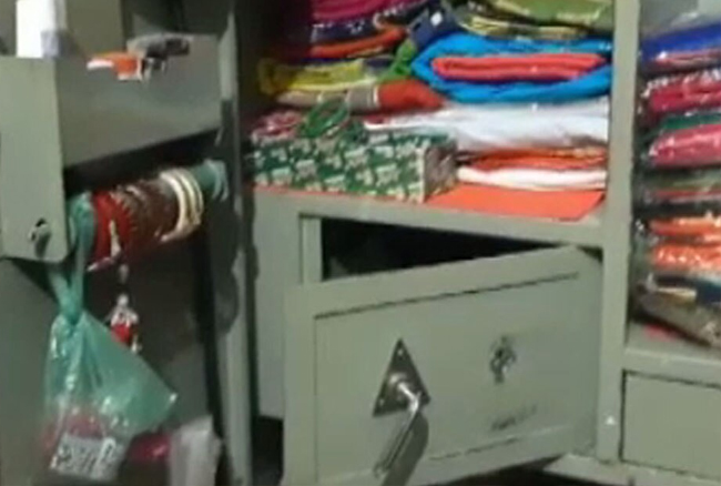 कोविड रूग्णालयात महिलेवर सुरू आहे उपचार, तिकडे चोरट्यांनी घरावर मारला डल्ला