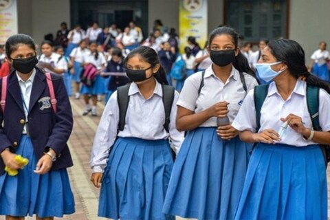 शाळा प्रशासनाने फीमध्ये सुट द्यावी. किंवा काही महिने तरी सक्ती करू नये असं पालकांचं म्हणणं आहे.