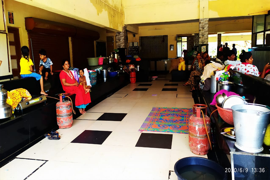 VIDEO: चक्रीवादळानं दिल्या आभाळभर वेदना, मोडलेले संसार असे थाटले चक्क बस डेपोत