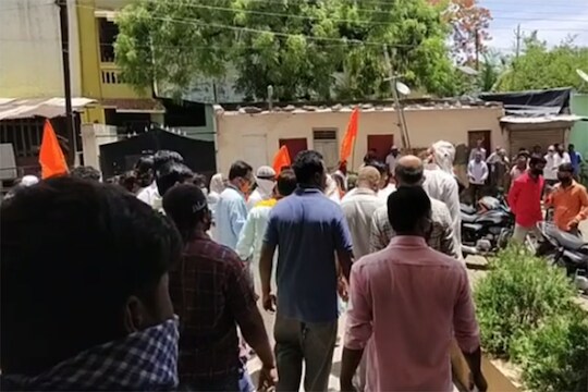 महिलेकडून जबरदस्तीनं वसूल केला कर्जाचा हफ्ता, कंपनीला शिवसैनिकांनी शिकवला धडा