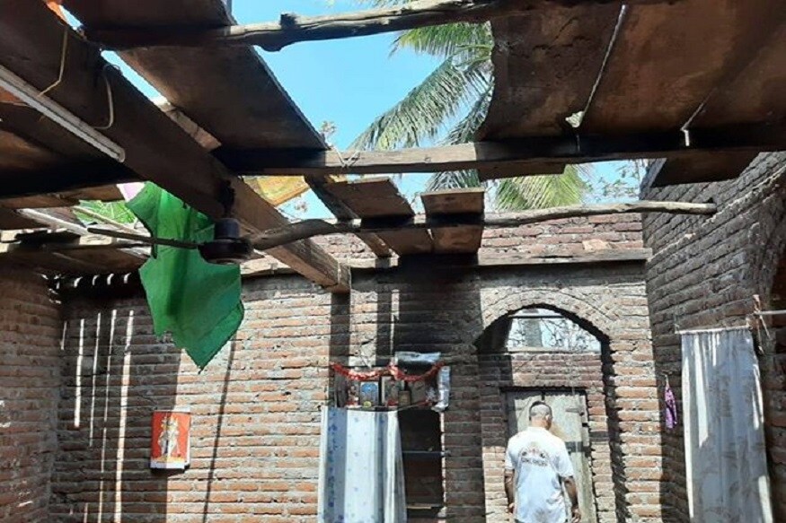 कासवांना आश्रय देणारं गाव, टर्टल फेस्टिवलला फुलून जाणारं गाव निसर्ग वादळाच्या तडाख्याने कसं उद्ध्वस्त झालंय ते पाहून अंगावर काटा येईल. कासवांना आश्रय देणारं गाव, टर्टल फेस्टिवलला फुलून जाणारं गाव निसर्ग वादळाच्या तडाख्याने कसं उद्ध्वस्त झालंय ते पाहून अंगावर काटा येईल.