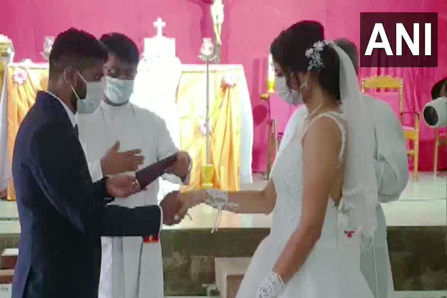 एक विवाह ऐसा भी! विवाहाच्या दिवशी नवदाम्पत्यानं कोव्हिड सेंटरला भेट दिले 50 बेड