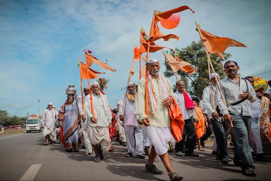 माऊलींच्या पादुका हेलिकॉप्टरमधून नाही, शिवनेरी बसनं पंढरपूरला जाणार